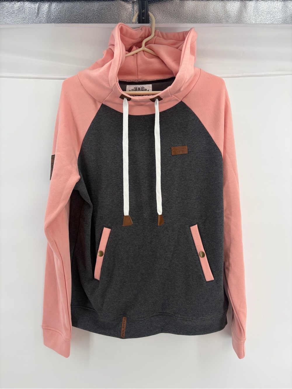 Alaska Chicks Co. Women’s M Pink Gray Colorblock Hoodie Raglan Logo Pockets - Picture 1 of 7